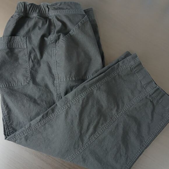 Chico's Pants - Chico's Black Capri Pants 2.5 Regular (L/14) stretch waist pockets